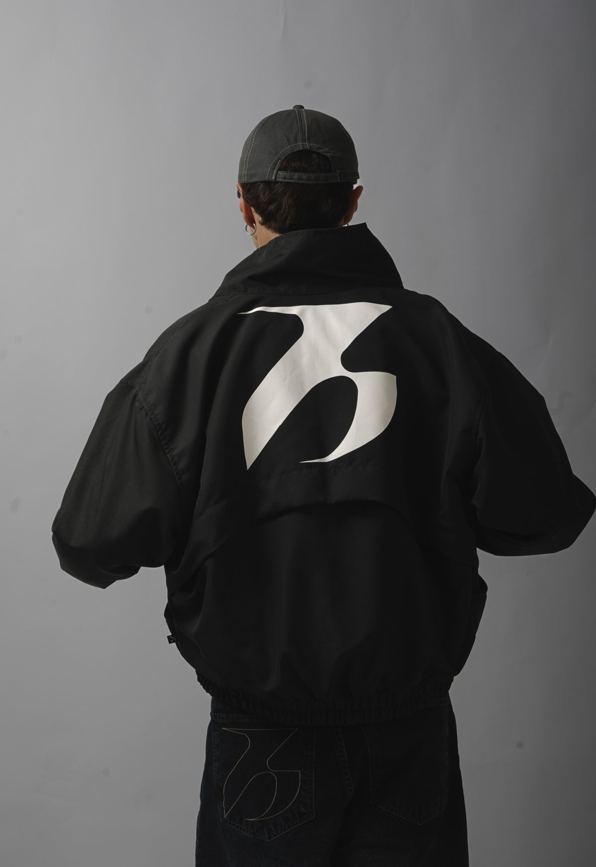 JAQUETA CORTA-VENTO TECH SYMBOL BLACK
